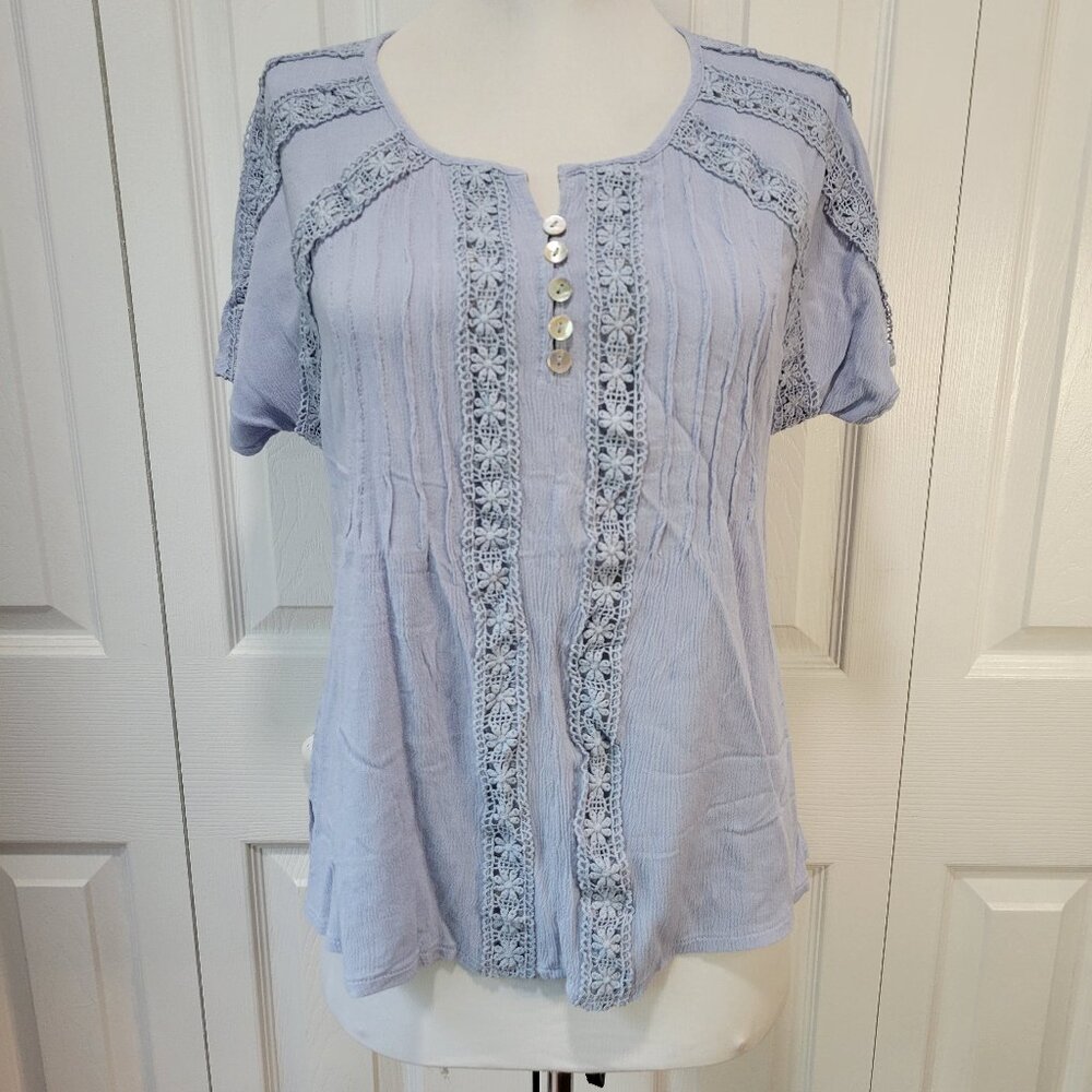 Sky Blue Floral Crochet Eyelet Button Accent Neckline Short Sleeve Top sz S EUC